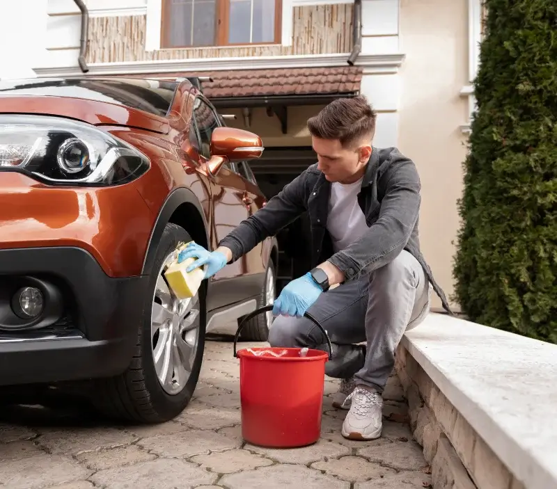 Lavage auto à domicile Frontenaud : professionnel intervenant sur un véhicule